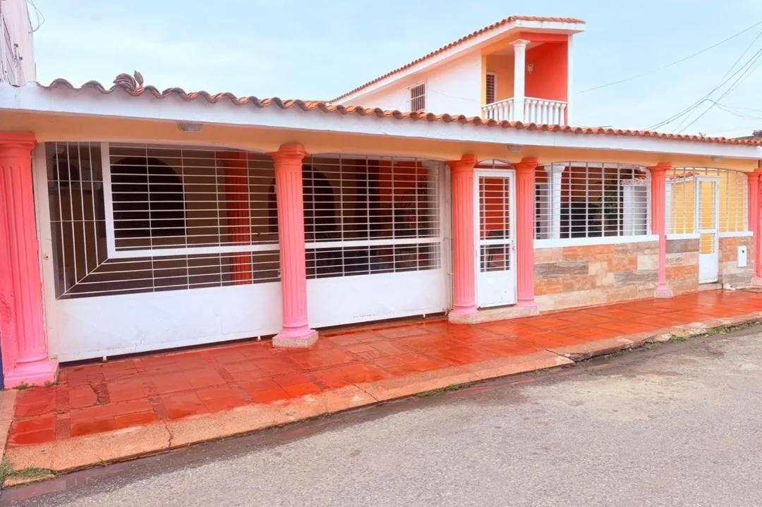 En venta casa de 2 plantas en Paraparal los Guayos, edo. Carabobo en Urb. Los Cerritos.
