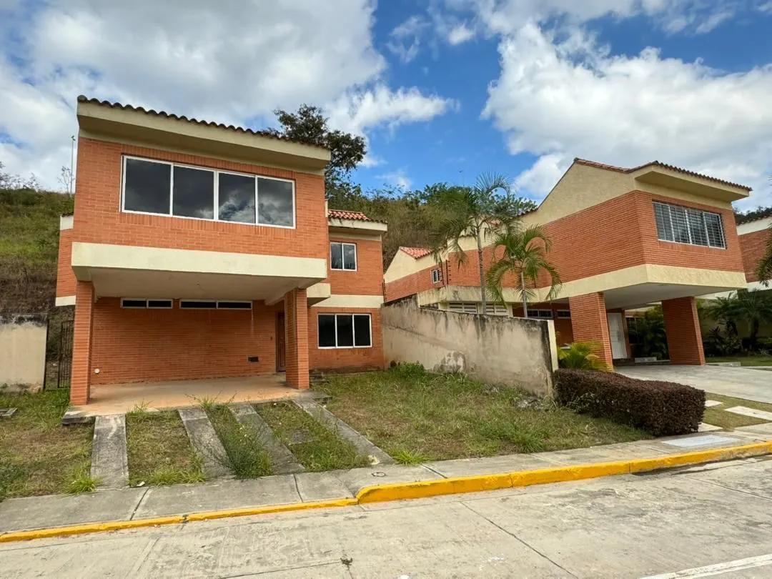 Casa en Lomas del Country, en obra gris